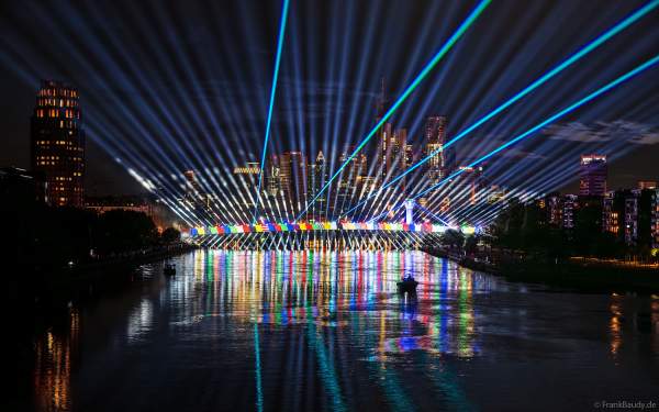 Spektakuläre Lichtshow mit Laser zur Fußball EM 2024 vor der Skyline in Frankfurt