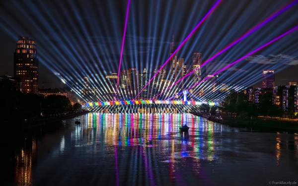 Spektakuläre Lichtshow mit Laser zur Fußball EM 2024 vor der Skyline in Frankfurt