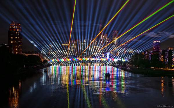 Spektakuläre Lichtshow mit Laser zur Fußball EM 2024 vor der Skyline in Frankfurt