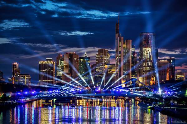 Spektakuläre Lichtshow zur Fußball EM 2024 vor der Skyline in Frankfurt