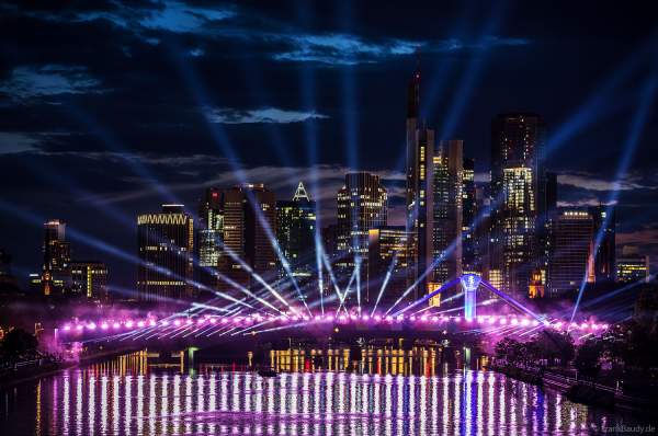Spektakuläre Lichtshow zur Fußball EM 2024 vor der Skyline in Frankfurt