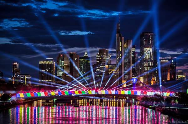 Spektakuläre Lichtshow zur Fußball EM 2024 vor der Skyline in Frankfurt