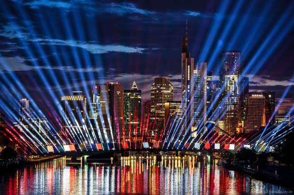 Spektakuläre Lichtshow zur Fußball EM 2024 vor der Skyline in Frankfurt