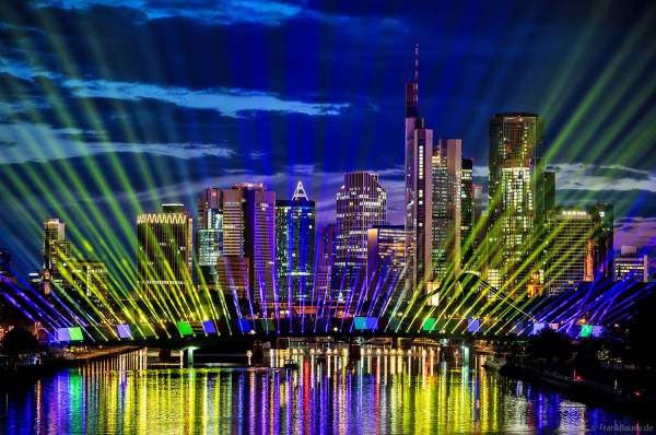 Spektakuläre Lichtshow zur Fußball EM 2024 vor der Skyline in Frankfurt