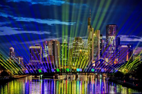 Spektakuläre Lichtshow zur Fußball EM 2024 vor der Skyline in Frankfurt