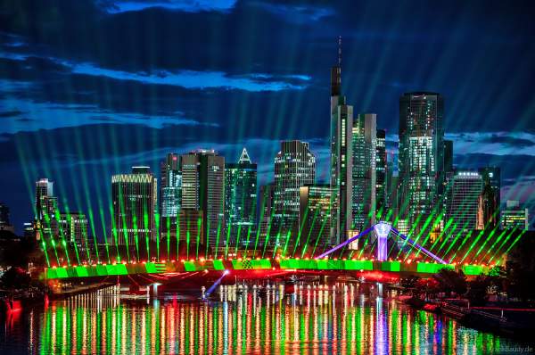 Spektakuläre Lichtshow zur Fußball EM 2024 vor der Skyline in Frankfurt