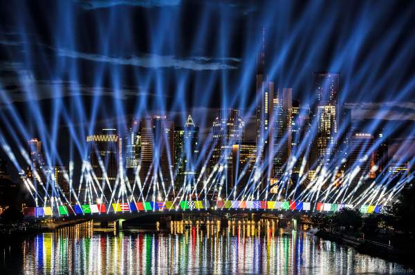 Spektakuläre Lichtshow zur Fußball EM 2024 vor der Skyline in Frankfurt