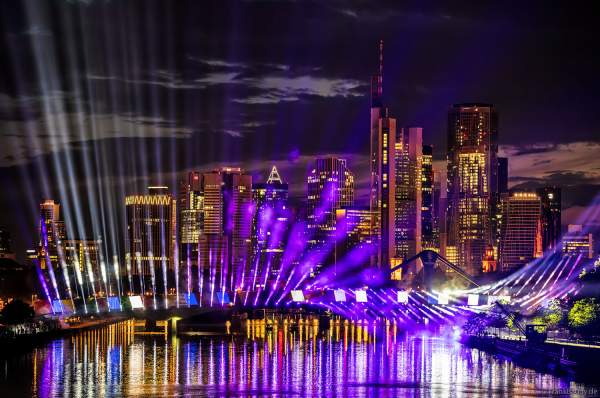 Spektakuläre Lichtshow zur Fußball EM 2024 vor der Skyline in Frankfurt