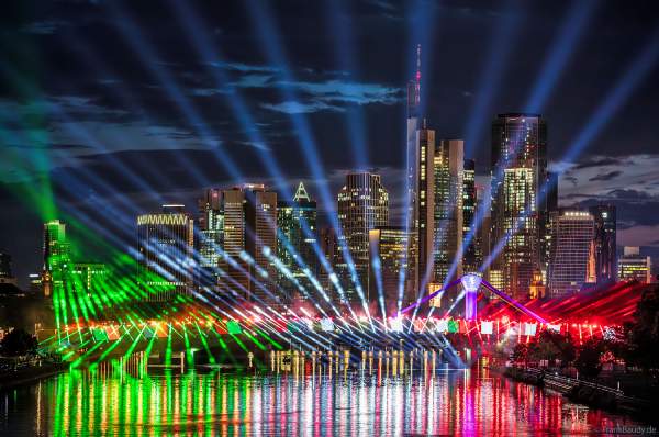 Spektakuläre Lichtshow zur Fußball EM 2024 vor der Skyline in Frankfurt