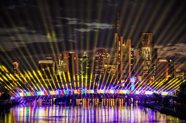 Spektakuläre Lichtshow zur Fußball EM 2024 vor der Skyline in Frankfurt