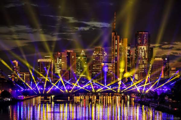 Spektakuläre Lichtshow zur Fußball EM 2024 vor der Skyline in Frankfurt