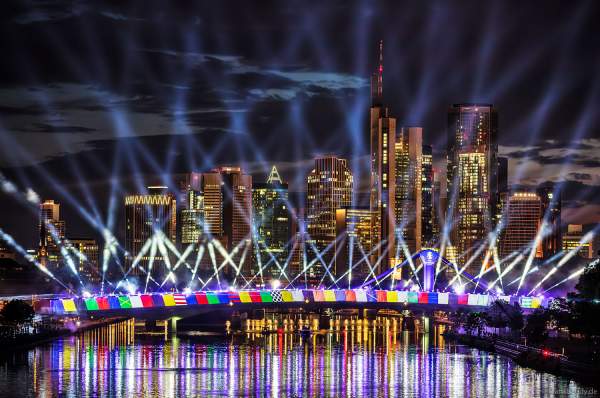 Spektakuläre Lichtshow zur Fußball EM 2024 vor der Skyline in Frankfurt