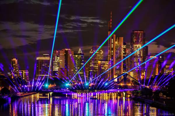 Spektakuläre Lichtshow mit Laser zur Fußball EM 2024 vor der Skyline in Frankfurt