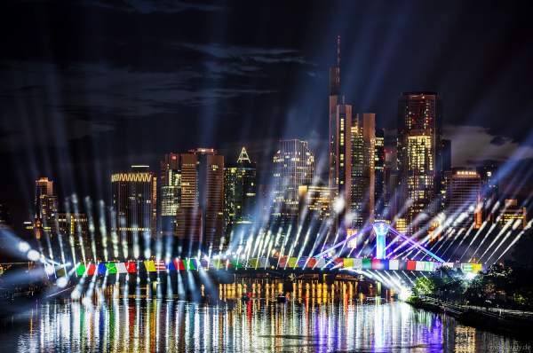 Spektakuläre Lichtshow zur Fußball EM 2024 vor der Skyline in Frankfurt