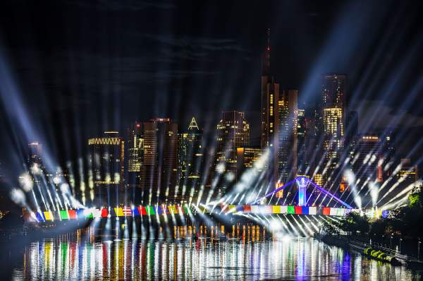 Spektakuläre Lichtshow zur Fußball EM 2024 vor der Skyline in Frankfurt