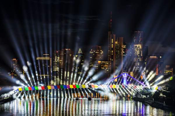 Spektakuläre Lichtshow zur Fußball EM 2024 vor der Skyline in Frankfurt