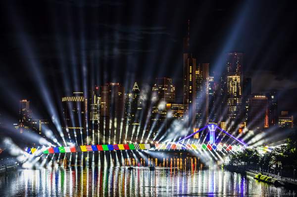 Spektakuläre Lichtshow zur Fußball EM 2024 vor der Skyline in Frankfurt