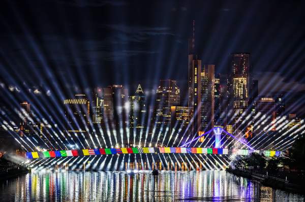 Spektakuläre Lichtshow zur Fußball EM 2024 vor der Skyline in Frankfurt
