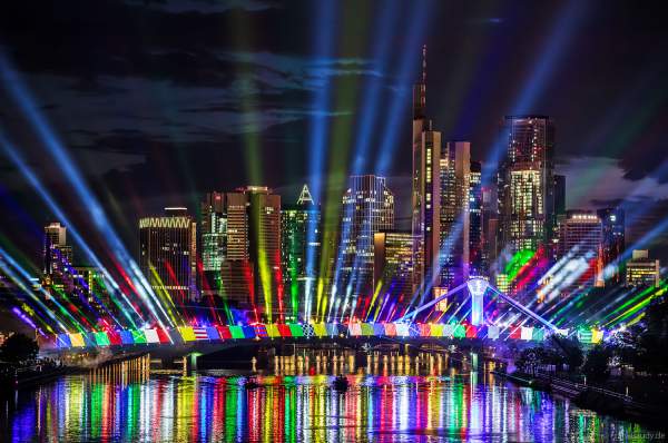 Spektakuläre Lichtshow zur Fußball EM 2024 vor der Skyline in Frankfurt