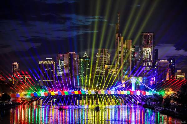 Spektakuläre Lichtshow zur Fußball EM 2024 vor der Skyline in Frankfurt