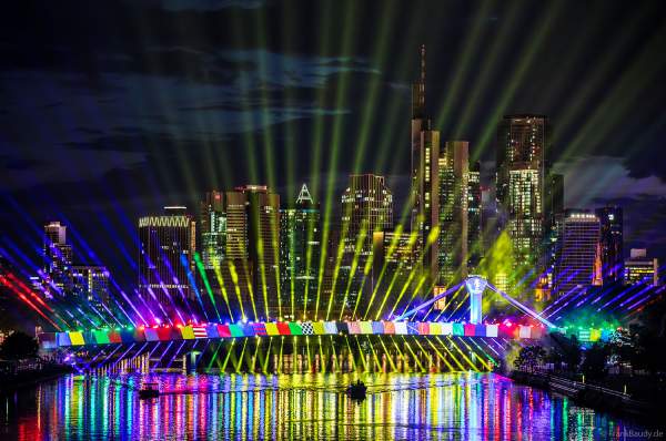 Spektakuläre Lichtshow zur Fußball EM 2024 vor der Skyline in Frankfurt