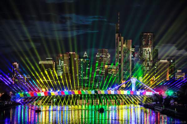 Spektakuläre Lichtshow zur Fußball EM 2024 vor der Skyline in Frankfurt