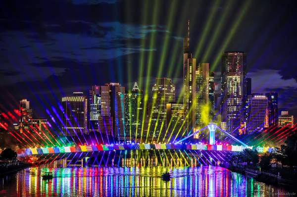 Spektakuläre Lichtshow zur Fußball EM 2024 vor der Skyline in Frankfurt