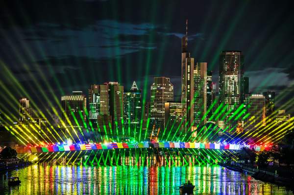 Spektakuläre Lichtshow zur Fußball EM 2024 vor der Skyline in Frankfurt
