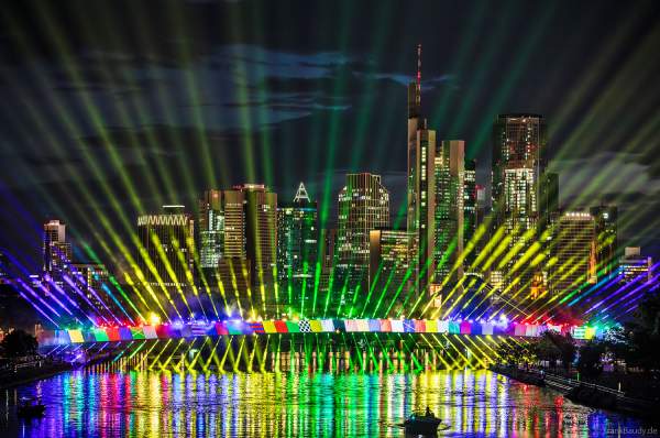Spektakuläre Lichtshow zur Fußball EM 2024 vor der Skyline in Frankfurt