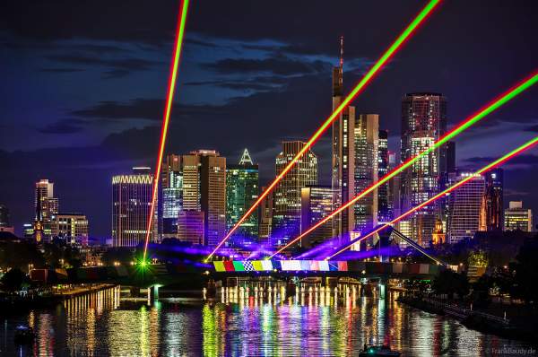 Spektakuläre Lichtshow mit Laser zur Fußball EM 2024 vor der Skyline in Frankfurt