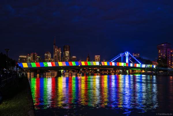 Die Flößerbrücke vor der ikonischen Frankfurter Skyline verwandelt sich in die EURO Bridge