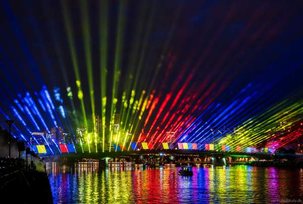 Farbenprächtige Lichtshow zur Fußball EM 2024 in Frankfurt