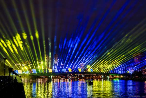 Farbenprächtige Lichtshow zur Fußball EM 2024 in Frankfurt