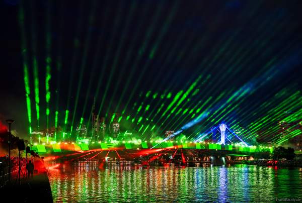 Farbenprächtige Lichtshow zur Fußball EM 2024 in Frankfurt