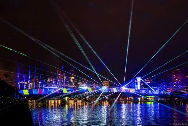 Farbenprächtige Lichtshow mit Laser zur Fußball EM 2024 in Frankfurt