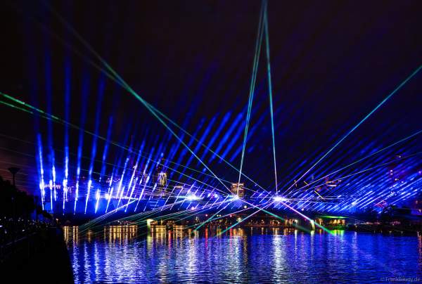 Farbenprächtige Lichtshow mit Laser zur Fußball EM 2024 in Frankfurt