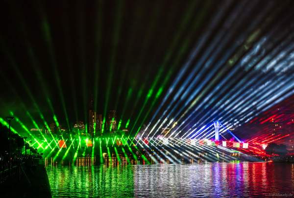 Farbenprächtige Lichtshow zur Fußball EM 2024 in Frankfurt