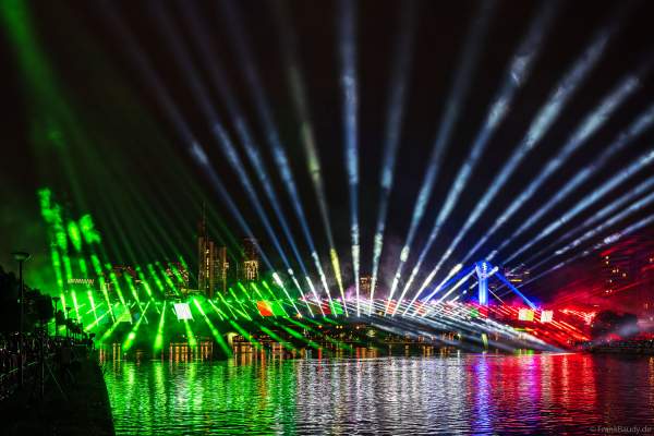 Farbenprächtige Lichtshow zur Fußball EM 2024 in Frankfurt