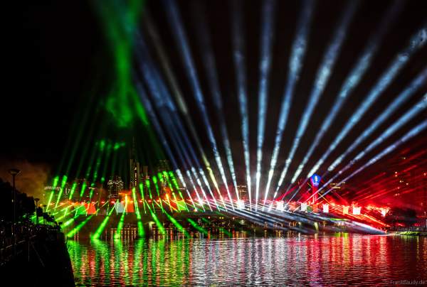 Farbenprächtige Lichtshow zur Fußball EM 2024 in Frankfurt