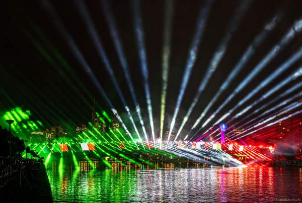 Farbenprächtige Lichtshow zur Fußball EM 2024 in Frankfurt