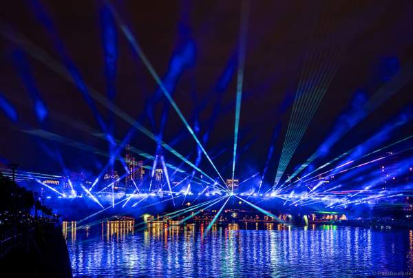 Farbenprächtige Lichtshow zur Fußball EM 2024 in Frankfurt