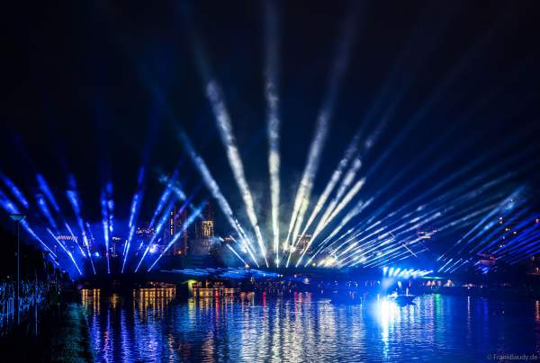 Julie Kuhl performt den Song YOU’LL NEVER WALK ALONE bei der Eröffnungsfeier zur Fußball EM 2024 in Frankfurt