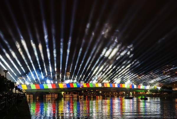 Spektakuläre Lichtshow zur Fußball EM 2024 vor der Skyline in Frankfurt