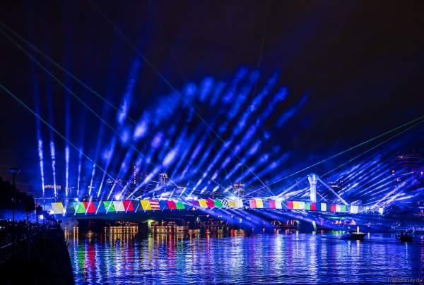 Julie Kuhl performt den Song YOU’LL NEVER WALK ALONE bei der Eröffnungsfeier zur Fußball EM 2024 in Frankfurt