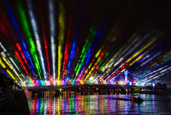 Farbenprächtige Lichtshow zur Fußball EM 2024 in Frankfurt