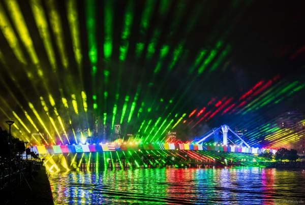 Farbenprächtige Lichtshow zur Fußball EM 2024 in Frankfurt