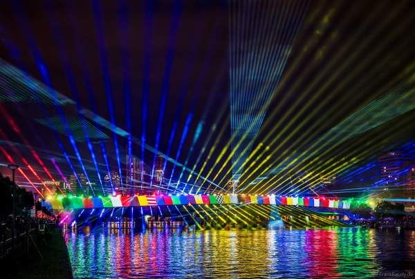 Farbenprächtige Lichtshow mit Laser zur Fußball EM 2024 in Frankfurt