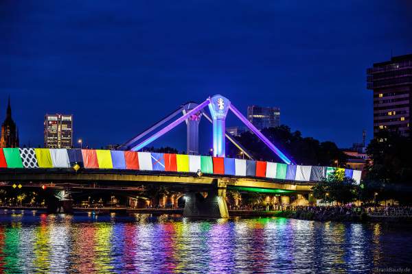 Die Flößerbrücke verwandelt sich zur Fußball EM 2024 in die EURO Bridge in Frankfurt