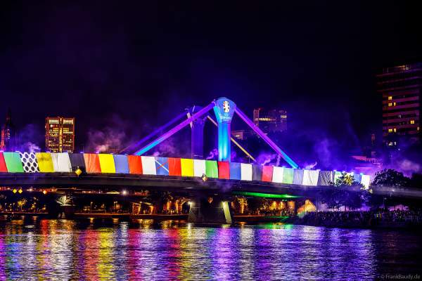 Die Flößerbrücke verwandelt sich zur Fußball EM 2024 in die EURO Bridge in Frankfurt