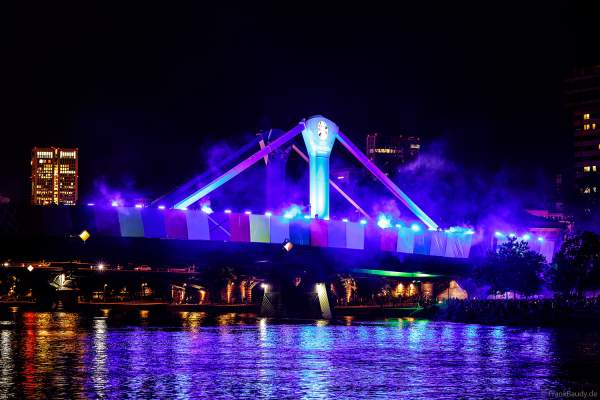Die Flößerbrücke verwandelt sich zur Fußball EM 2024 in die EURO Bridge in Frankfurt